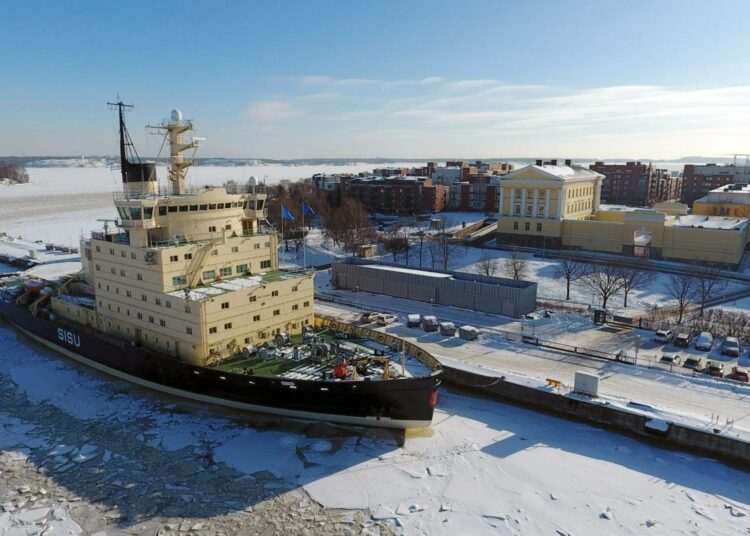 Minna Helle sovitteli tiistaina jäänmurtajia ja monitoimimurtajia koskevaa työtaistelu-uhkaa.