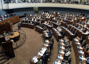 Viime kuntavaaleissa 25-vuotiaiden äänestysaktiivisuus oli 20 prosenttia alhaisempi kuin yleinen äänestysaste. Nuorten parlamentin kyselytunti ministereille järjestettiin maaliskuussa.