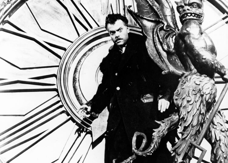 Elokuvan ohjaaja Orson Welles esittää myös pääosaa, professori Charles Rankinia.