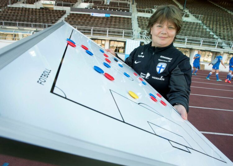 Tyttömaajoukkueiden valmentaja Marianne Miettinen on näkyvimpiä naisvalmentajia Suomessa.