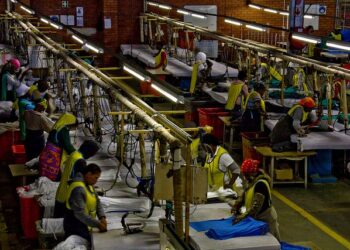 Kasvava väestö ja alhainen palkkataso voivat tehdä Afrikasta houkuttelevan kohteen työvoimavaltaiselle teollisuudelle. Kuva Etelä-Afrikasta.