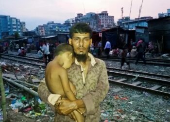 Maaltapako ei aina tuo kohennusta elämään. Bangladeshilainen Abdul Aziz asui maalla, kunnes tulva vei perheen kodin kymmenen vuotta sitten. Perhe on kitkutellut siitä lähtien pääkaupungin Dhakan slummissa.