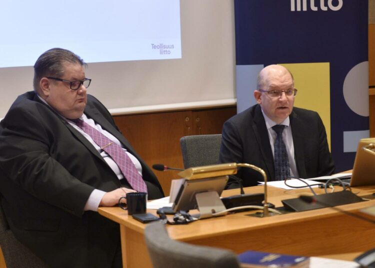 Puheenjohtaja Riku Aalto ja varapuheenjohtaja Turja Lehtonen esittelivät keskiviikkona Teollisuusliiton vaalitavoitteita.