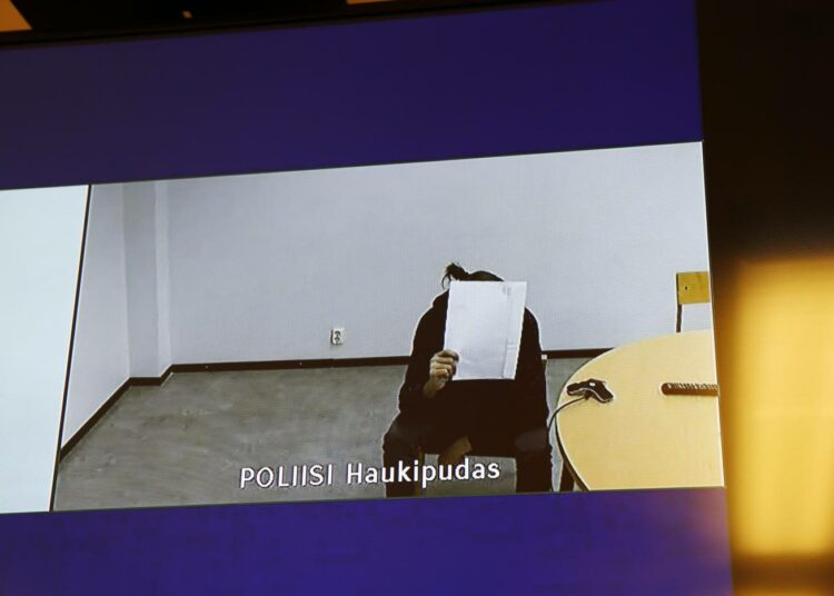 Seksuaalirikoksesta epäilty mies istui videoyhteyden päässä Haukiputaalla vangitsemisoikeudenkäynnissä Oulun käräjäoikeudessa 15. tammikuuta.