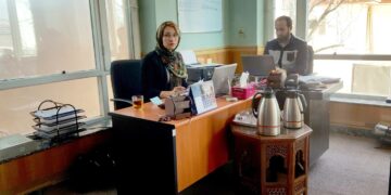Marzia työpaikallaan kollegansa Alireza Habibin kanssa. Marzian mukaan tämä kollega on aina kohdellut häntä arvostavasti toisin kuin monet muut.