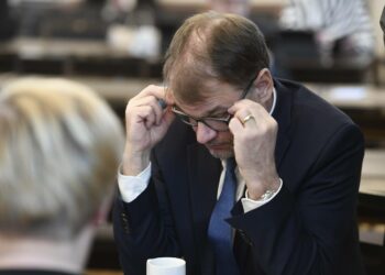 Juha Sipilä keskustan eduskuntaryhmän huoneessa perjantaina 8.3.