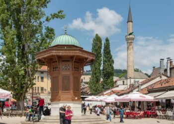 Sarajevon vanhan kaupungin arkkitehtuurissa näkyy vuosisatainen ottomaanivaikutus, mutta kaupunki on tunnettu monikulttuurisuudestaan. Sodan arpien umpeutuessa kansanryhmien välit ovat vähitellen lämpenemässä.