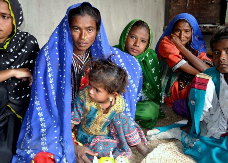 Miljoonat pakistanilaisnaiset jäävät vaille perhesuunnittelupalveluja. 30-vuotias kahden lapsen äiti Shahida Saleem ei onnekseen kuulu heihin. Lääkäri neuvoi Saleemia käyttämään ehkäisyvälineitä, sillä puoli vuotta sitten tapahtuneen keskenmenon jälkeen nainen oli mennyt huolestuttavan aneemiseksi.