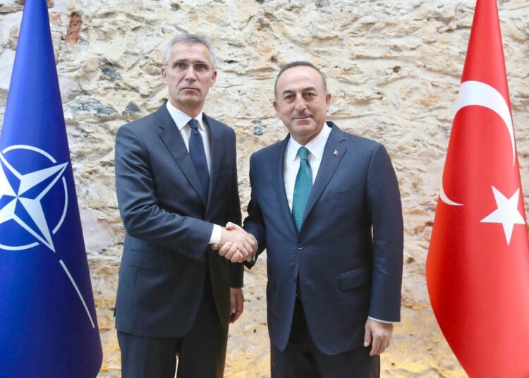 Naton pääsihteeri Jens Stoltenberg ja Turkin ulkoministeri Mevlüt Çavu oglu tapasivat Turkin hyökkäyksen käynnistymisen jälkeen Istanbulissa.