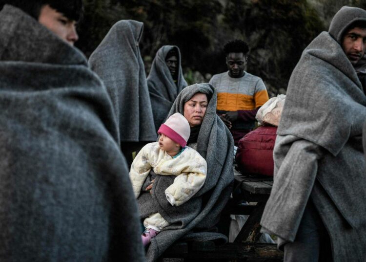 Pakolaisia ja siirtolaisia Lesboksen saarella Kreikassa.