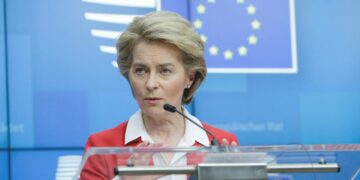 Ursula von der Leyen ehti johtaa EU-komissiota vain muutaman kuukauden ennen kuin koronakriisi syöksi Euroopan tuntemattomille vesille. Von der Leyenin johtama komissio aloitti joulukuun alussa.