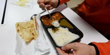 Nepalilaisissa ravintoloissa tapahtuu laajaa ja systemaattista työntekijöiden hyväksikäyttöä. Kirjoittajat vaativat tukea työntekijöille. Mies syömässä nepalilaisesta ravintolasta noutamaansa ruokaa.