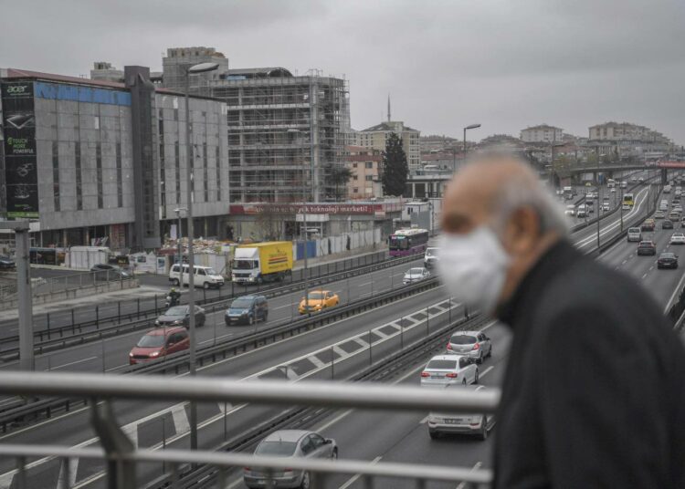 Turkin ennustetaan joutuvan koronapandemian seurauksena syvään ja pitkään taantumaan.
