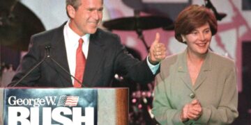 Teksasin kuvernööri George W. Bush puolisonsa Lauran kanssa kampanjatilaisuudessa.