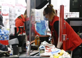 Pamilainen pääluottamusmies Tuuli Laine kertoi SAK:n etäedustajistossa naisvaltaisten ja matalapalkkaisten työntekijöiden karusta korona-ajasta.