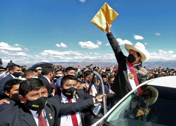 Perun uusi presidentti tervehti kannattajiaan ennen virkaanastujaisseremoniaa.