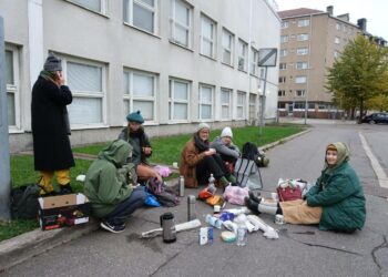 Keskiviikkona Elokapinan Syyskapina-mielenosoitukseen osallistuneita ja siellä kiinniotettuja mielenosoittajia Töölön Kisahallin ja poliisin säilytyssuojan putkatilojen edessä Helsingissä torstaiaamuna.