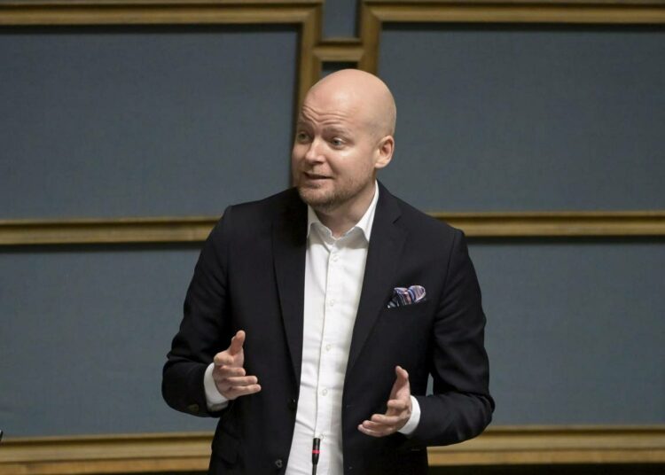 Jussi Saramo eduskunnan täysistunnossa tänään.