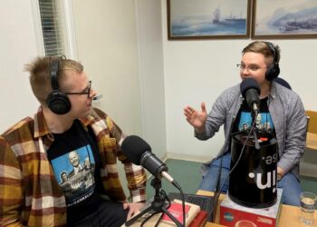 Vaalirankkurit-podcastin juontajat Tuomo Hyttinen (vas.) ja Sami Lindfors pyrkivät kertomaan siitä, mikä USA:n politiikan kaaoksessa on järkevää.