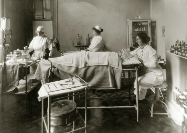 Naispotilas sairaalassa Britanniassa 1920-luvulla.