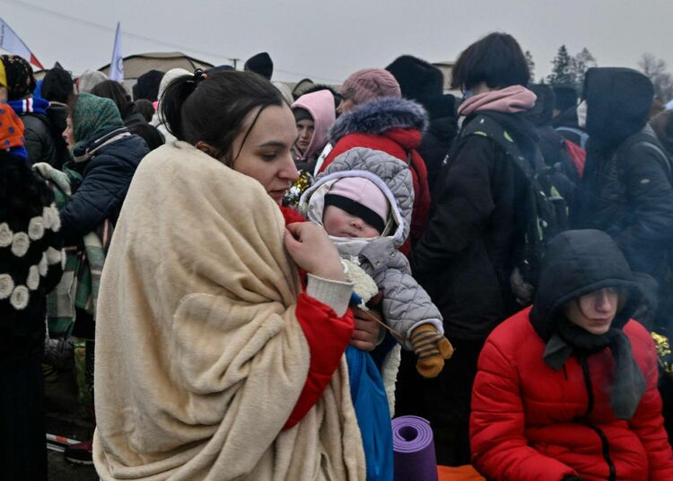 Pakolaisia pyrkimässä Ukrainasta Puolaan.