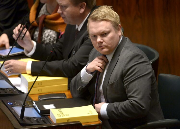 Ministeri Antti Kurvinen ja kaikki muut keskustalaiset äänestivät verkkokalastuskiellon jatkamista vastaan.