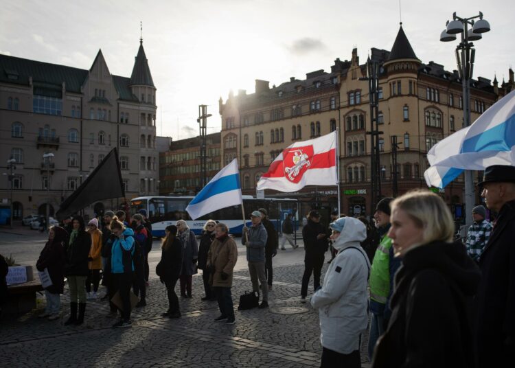 Mielenosoituksessa oli esillä Venäjän ja Valko-Venäjän vastarintaliikkeiden lippuja.