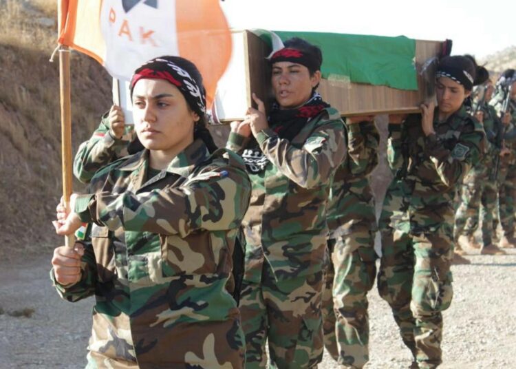 PAK:n taistelijat kantavat Iranin ohjusiskussa kuolleen toverinsa ruumista.