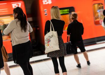 Vasemmistoliitto on huolissaaan joukkoliikenteen lippujen hinnoista Helsingissä.