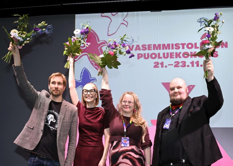 Tässä on vasemmistoliiton uusi johtonelikko. Otto Bruun, Minja Koskela, Laura Meriluoto ja Miikka Kortelainen kukitettiin puoluekokouksessa Vantaalla.