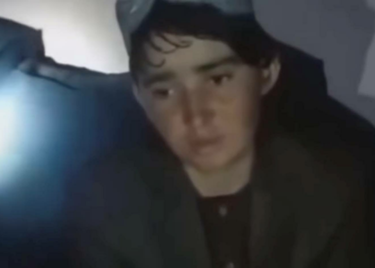 Kuvakaappaus kuulusteluvideosta, jossa näkyy 13-vuotias Nooria.