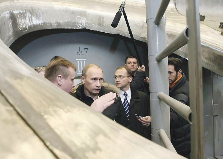 EU-maat ovat riippuvaisia venäläisestä energiasta. Venäjän pääministeri Vladimir Putin vierailemassa energiantuotantolaitoksessa Podolskissa.