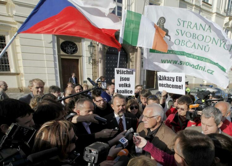 Kannattajat ja toimittajat ympäröivät Tshekin presidentin Vaclav Klausin toissa lauantaina tämän ilmoitettua, ettei allekirjoita ilman ehtoja Lissabonin EU-sopimusta.