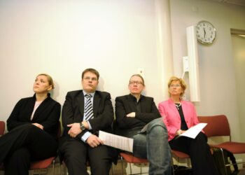 Hallituspuolueet pääsivät sopuun vaalirahoitusuudistuksesta, Kokoomuksen Taru Tujunen, Keskustan Jarmo Korhonen, Vihreiden Panu Laturi ja RKP:n Ulla Achren (oik.)