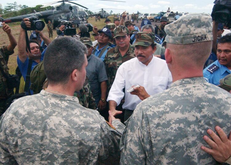 Nicaraguan presidentti Daniel Ortega amerikkalaisten sotilaiden seurassa syksyllä 2007.