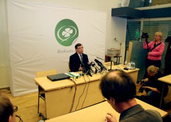 Paavo Väyrysellä oli hymy herkässä, kun hän pitkitti kyllä-vastaustaan toimittajien edessä.