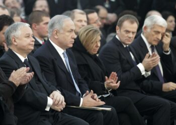 Puolan pääministeri Donald Tusk (toinen oikealta) osallistui tammikuun lopussa Auschwitzin keskitysleirin vapauttamisen muistotilaisuuteen tammikuun lopussa. Kuvassa myös Puolan presidentti Lech Kaczynski (vasemmalla), Israelin pääministeri Benjamin Netanjahu Sara-vaimoineen ja äärimmäisenä oikealla Euroopan parlamentin puhemies Jerzy Buzek.
