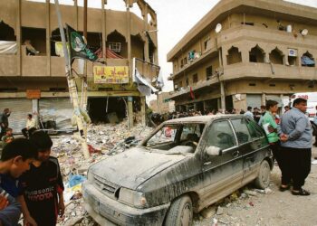 Väkivaltaisuudet ja luonnonmullistukset korostuvat kehitysmaista kertovissa uutisissa. Kuvassa raketti-iskun aiheuttamia tuhoja Bagdadissa maaliskuun alussa.