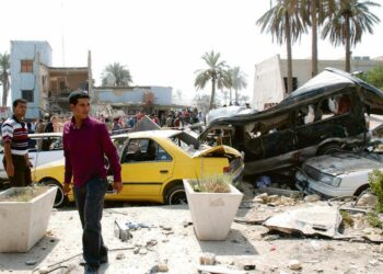 Irakilaisen Kutin kaupungin asukkaat tutkivat pommi-iskun aiheuttamia tuhoja keskiviikkona. Väkivaltaisuuksissa kuolleiden määrä Irakissa on kohonnut rajusti viime kuukausien aikana.