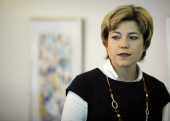 – Ihmettelen miksi Suomesta on tullut yhtäkkiä niin köyhä maa, ettei täällä voi opiskella kieliä, opetusministeri Henna Virkkunen sanoo.