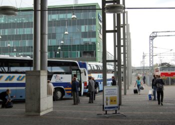 Moni bussilla kuljettu työmatka on uhattuna, jos alueelliseen joukkoliikenteeseen suunnattu tukisumma ei nouse.
