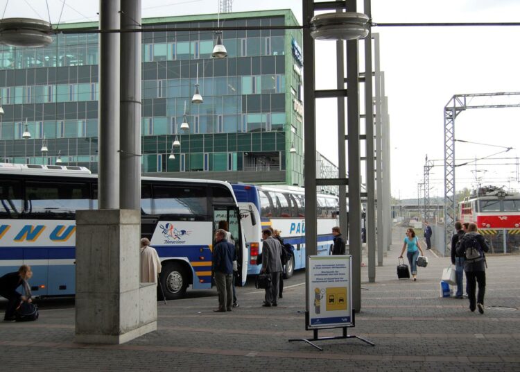 Moni bussilla kuljettu työmatka on uhattuna, jos alueelliseen joukkoliikenteeseen suunnattu tukisumma ei nouse.