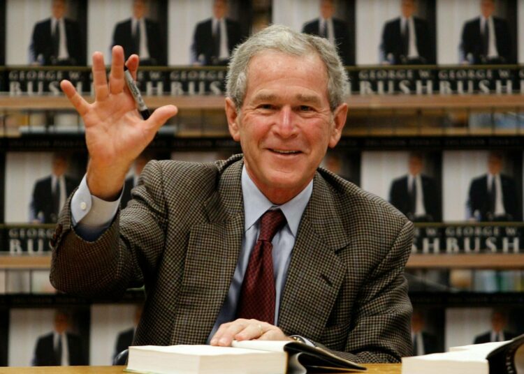 George W. Bush kirjoittamassa omistuskirjoituksia tiistaina ilmestyneisiin muistelmiinsa dallasilaisessa kirjakaupassa.