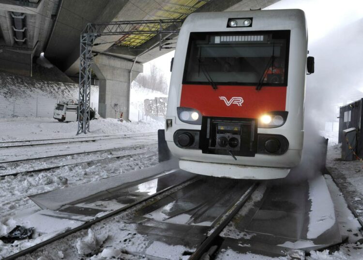 VR esitteli tiistaina kaluston jäänesto- ja sulatuslaitteistoa Ilmalan ratapihalla. Rautatiematkustajien mukaan lisäapua sääongelmiin voitaisiin saada esimerkiksi Linnunlaulun kallioleikkauksen kattamisella.
