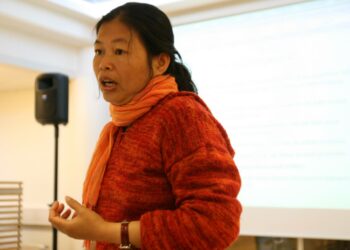 Thaimaalainen Junya Yimprasert kertoi seminaarissa maansa demokratiakehityksen ongelmista.