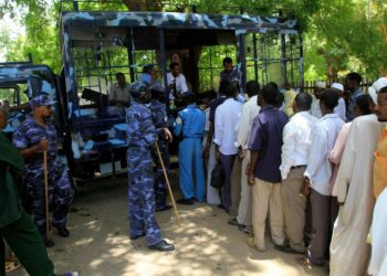 Sudanin pääkaupungissa Khartumissa vaihdettiin elokuun lopulla rahauudistuksen myötä vanhoiksi jääviä seteleitä uusiin. Sudan on yksi viidestä maasta, jotka teloittavat seksuaalisiin vähemmistöihin kuuluvia kansalaisiaan. Vasta itsenäistyneestä Etelä-Sudanista saattaa tulla kuudes.