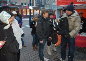 Arhinmäki sai kampanjavarustukseensa Jämsän Vasemmistonuorilta Matias Heikolan ojentamat lämpimät huopikkaat.