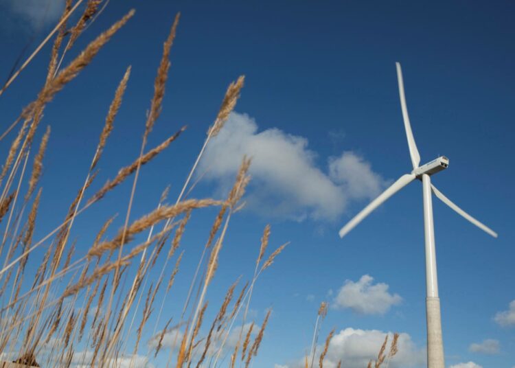 Tuulivoimalat tekevät tuloaan myös maa-alueille.