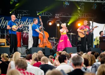 Jyväskylän Kesä 2012 päättyi sunnuntaina Koko perheen puistojuhlaan, jossa esiintyi muun muassa lastenorkesteri Loiskis solistinaan Satu Sopanen.