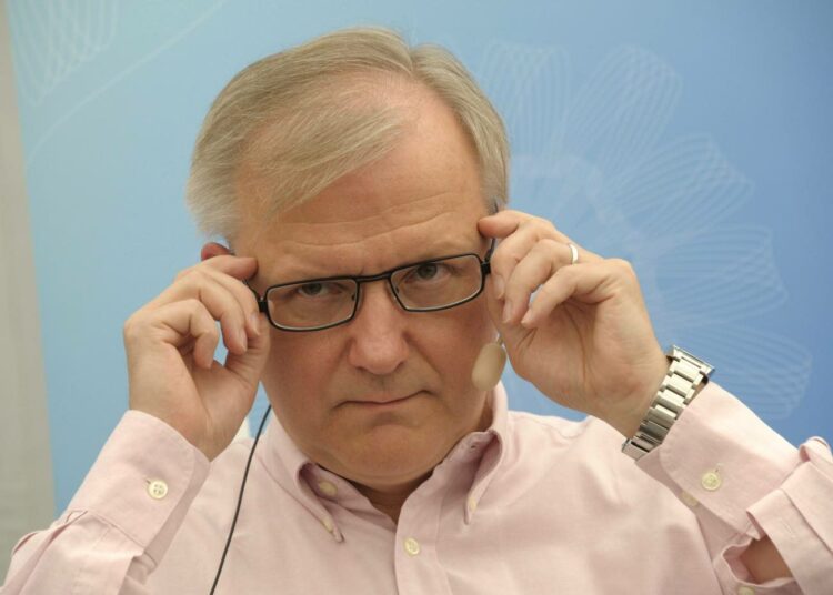 Talouskomissaari Olli Rehn on eri mieltä EVM-lainojen ensisijaisuudesta kuin Suomen hallitus.
